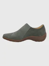 Zapato gris de cuero con empeine cerrado y ajuste de velcro.