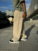 Pantalón de denim color beige crem, con corte mega baggy y diseño cómodo.