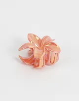 Broche con forma de flor color lila con esmaltado holográfico.