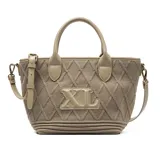 Cartera tipo tote color verde con diseño tejido formando rombos y logo XL Extra Large al frente en símil cuero. Tiene acceso con cierre, correa regulable, un bolsillo interno con cierre y otro abierto. El interior es de tela de algodón y poliéster.