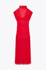Vestido midi rojo de tul con cuello alto y mangas sisa semitransparentes. Interior con escote pico y tirantes finos ajustables. Tejido combinado a tono, detalle de frunces y cierre lateral con cremallera oculta.