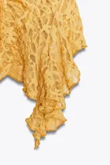 Camiseta color ocre de encaje semitransparente con escote redondo, tirantes y volantes.