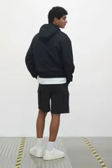 Short cargo color gris oscuro en tejido grueso de algodón con cierre decorativo y cintura elástica con cordón para ajustar. Bolsillos al bies y bolsillos de solapa con cierre autoadherente en las piernas y atrás. Corte estándar para una silueta clásica y cómoda.