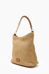 Bolso tipo shopper de rafia color beige con asas de eco cuero marrón.