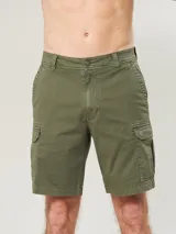 Bermuda cargo verde militar con bolsillos laterales y traseros con solapa.