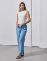 Pantalón ancho de lyocell color celeste, con cintura elástica ajustable con cordón y aberturas laterales en el ruedo con detalle de flecos.