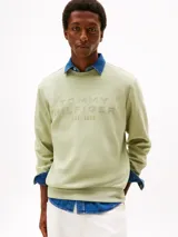 Buzo verde claro de cuello redondo, marca Tommy Hilfiger, con logo de la marca bordado en el frente.