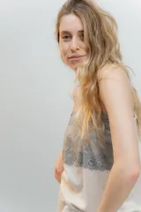 Pijama de algodón compuesto por musculosa con escote recto y detalle de puntilla elastizada, y short con elástico y lazo en la cintura.