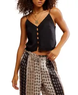 Top negro de viscosa, ligero y fluido, con escote en V y tirantes finos. Presenta detalles de bordado en el escote y una hilera de botones frontales que permiten abrir la prenda parcialmente.