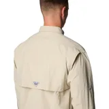 Camisa de manga larga color beige claro, marca Columbia, modelo Bahama II. Confeccionada en tejido de secado rápido con protección solar UPF 50. Cuenta con ventilación en la espalda, múltiples bolsillos en el pecho y trabillas para sujetar las mangas enrolladas.