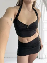 Top negro de broderie con escote halter y espalda descubierta.