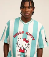 Remera deportiva con cuello en V, a rayas verticales celestes y blancas. Estampado frontal con el logo de Hello Kitty y la leyenda "Sport Club".