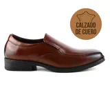 Zapato de vestir marrón de cuero liso, con puntera redondeada y suela negra.
