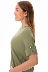 Remera verde oliva de viscosa con mangas cortas y terminaciones suaves.