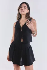 Short pollera plisado color negro con cierre trasero.