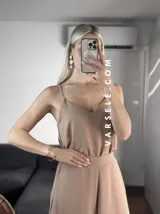 Musculosa blanca con breteles finos tipo strass y escote en V.
