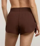 Short deportivo rosa claro, modelo runner, con cintura ancha elástica y bajo redondeado. Confeccionado en poliéster y elastano, con forro.