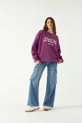 Buzo gris oscuro de algodón y poliéster con calce amplio y estampa frontal en color rosa con relieve.