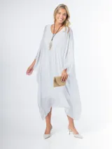 Vestido túnica blanco de seda italiana con frunce, calce oversized y talle único. Lleva forro elastizado al tono.
