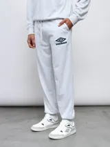 Pantalón de jogging gris melange de felpa con puños y logo de Umbro bordado en azul marino.