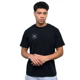 Remera negra de manga corta y cuello redondo, con un pequeño logo circular de Umbro estampado en blanco en el pecho izquierdo.