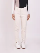 Pantalón jean color blanco, corte mom fit, tiro alto y bolsillos delanteros y traseros.
