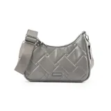 Bandolera gris de cuero sintético acolchado con diseño geométrico. Tiene correa regulable, cierre principal, bolsillo externo con cierre y bolsillos internos.