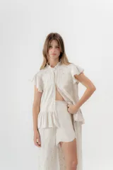 Chaleco largo con detalles de volados y puntillas, ideal para layering, en color crudo.