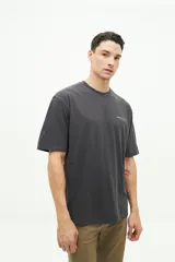 Remera gris oscuro de manga corta con estampado pequeño en el pecho.