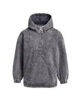 Canguro gris con efecto lavado, cuello alto con capucha y cierre de cremallera metálica hasta el pecho. Presenta detalles de costuras en forma de triángulo en la parte superior y puños elásticos.