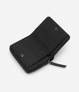 Billetera pequeña de poliuretano color negro, con cierre de cremallera y botón a presión, espacio para tarjetas y logo metálico de la marca en el frente.