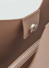 Bolso tipo shopper color borgoña, con asa corta ajustable y asa larga desmontable. Tiene bolsillo interior con cremallera, cierre de imán y hebilla decorativa.
