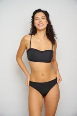 Top de bikini con escote corazón y estampado floral en tonos rosa, naranja, amarillo y blanco. Tiene breteles finos regulables y contorno inferior en color celeste.