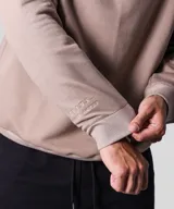 Buzo negro de cuello redondo, sin felpa, con bordado en la manga.