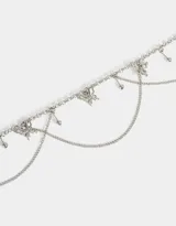 Llavero plateado tipo correa con dijes de mariposas y cadenas, con doble mosquetón para colgar.