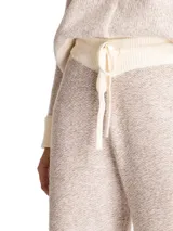 Pantalón de jogging tejido en tonos beige y crema, con cintura elástica con cordón ajustable y corte recto.