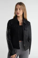 Campera negra de simil cuero con cierre central, cuello clásico y dos bolsillos con solapa en el pecho.