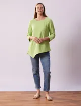 Blusa verde en tejido acanalado, marca Ruby Rd. Largo de mangas ¾ con abertura y botones. Terminación de ruedo asimétrico.