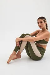 Calza deportiva larga color verde militar, de tiro alto y largo hasta el tobillo.