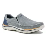 Mocasín Skechers Relaxed Fit Expected Avillo, color gris con detalles en azul y suela blanca. Capellada de lona tejida con efecto deslavado y capas superpuestas de gamuza. Plantilla Skechers Memory Foam.