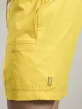 Short de baño verde oliva con cintura elástica ajustable con cordón, bolsillos laterales y un bolsillo trasero con ojal de drenaje.