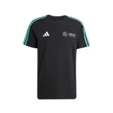 Remera negra de algodón con logo de Adidas en blanco y logo de Mercedes AMG Petronas en el pecho. Presenta tres tiras color celeste en los hombros y mangas.