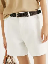 Short de jean color blanco, de tiro alto, con bolsillos delanteros y traseros.