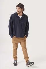 Pantalón cargo color marrón claro con bolsillos laterales y corte ajustado.