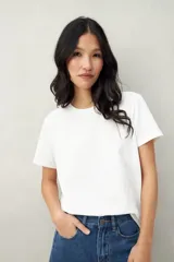 Remera blanca de algodón con cuello redondo y mangas cortas.