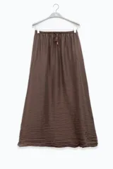 Falda larga color chocolate, de tejido arrugado liviano con cintura elástica y cordón ajustable.