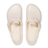 Sandalia tipo zueco Birkenstock modelo Boston EVA, color blanco hueso (eggshell), fabricada en EVA. Presenta una tira ajustable con hebilla metálica en el empeine.