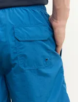 Short de baño azul con cintura elástica y cordón ajustable.