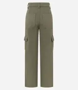 Pantalón recto color verde oliva, con cintura alta y bolsillos cargo laterales con solapa.