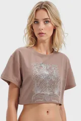 Remera corta color rosa viejo con estampado floral plateado.